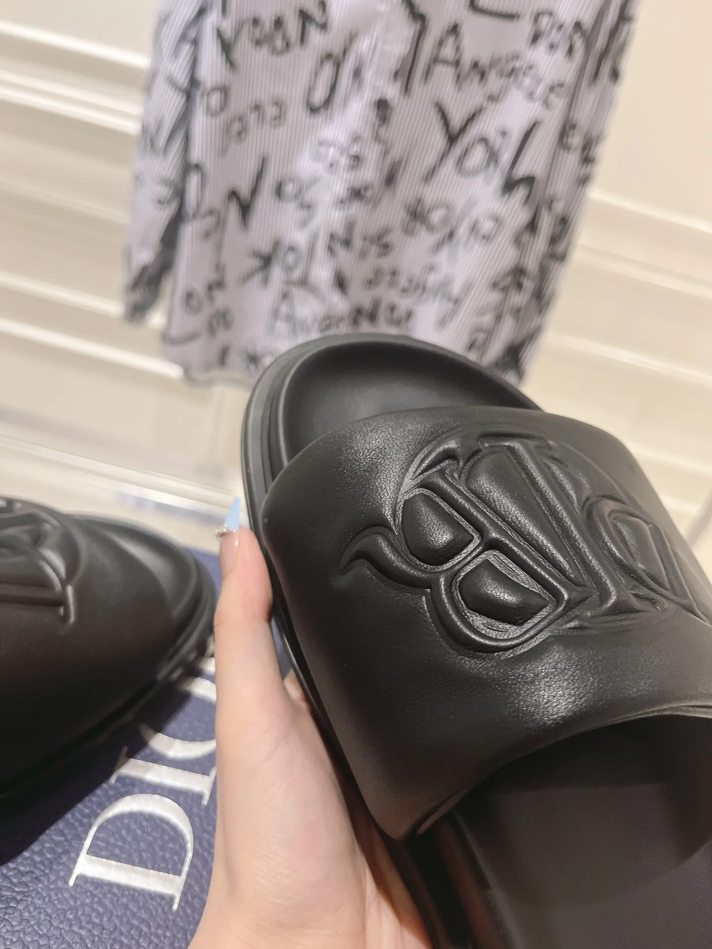 👟👟Ex-factory price 420👟👟 #Men's top version 𝐃𝐈𝐎𝐑# Dior's new men's summer slippers 🔥Purchase the original development Alias ​​sandals are new products in 2024. They are a leisurely and exquisite work. The upper is made of imported denim ➕ calfskin 🔥 Original molded rubber outsole provides the best comfort 🔥 ✔️Size: #38-46
